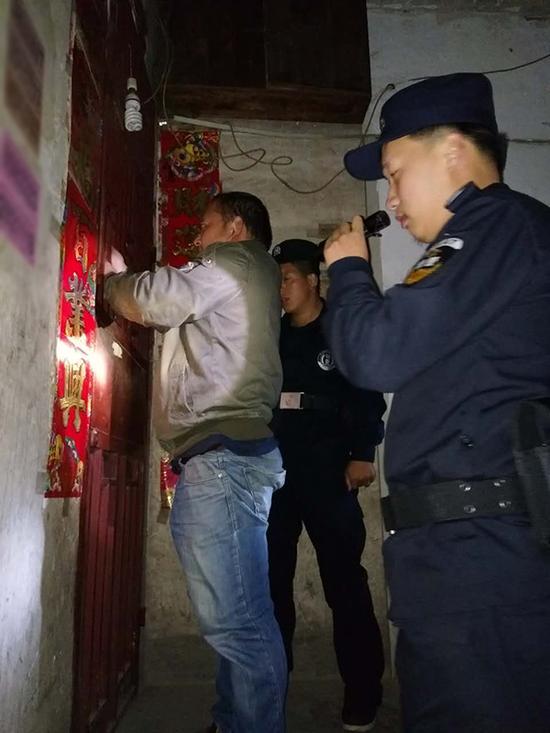 海南粗心妈妈误将幼女锁家中 民警全城寻开锁师傅开门